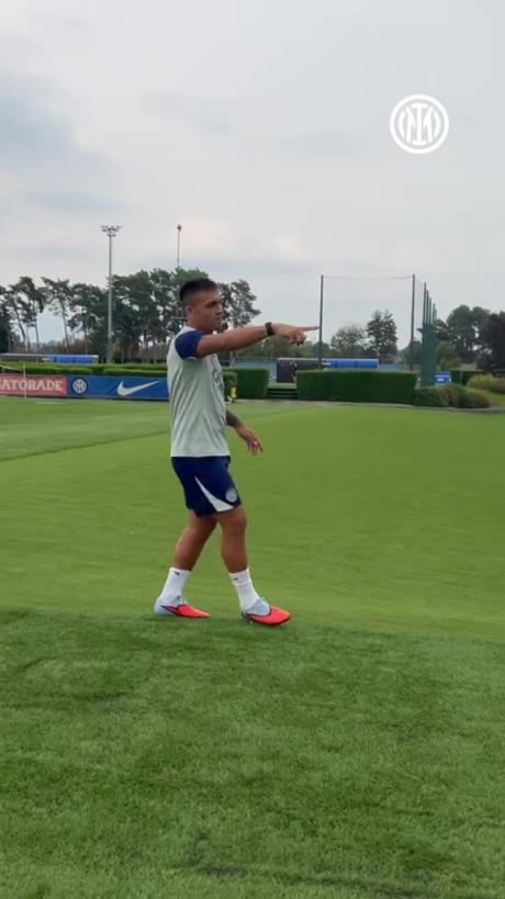 炮轰事件已成过去式！实拍：劳塔罗训练前拿恰球王等兄弟打趣❤