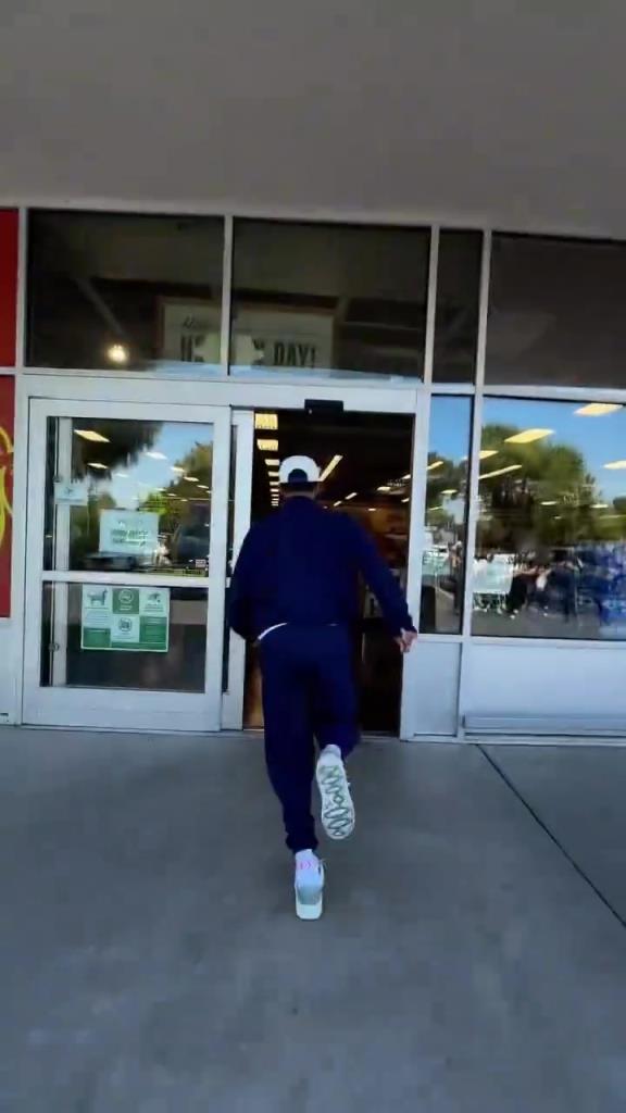 当超市上架库里的drinkplezi饮料！快40岁的人了 和小孩子一样~