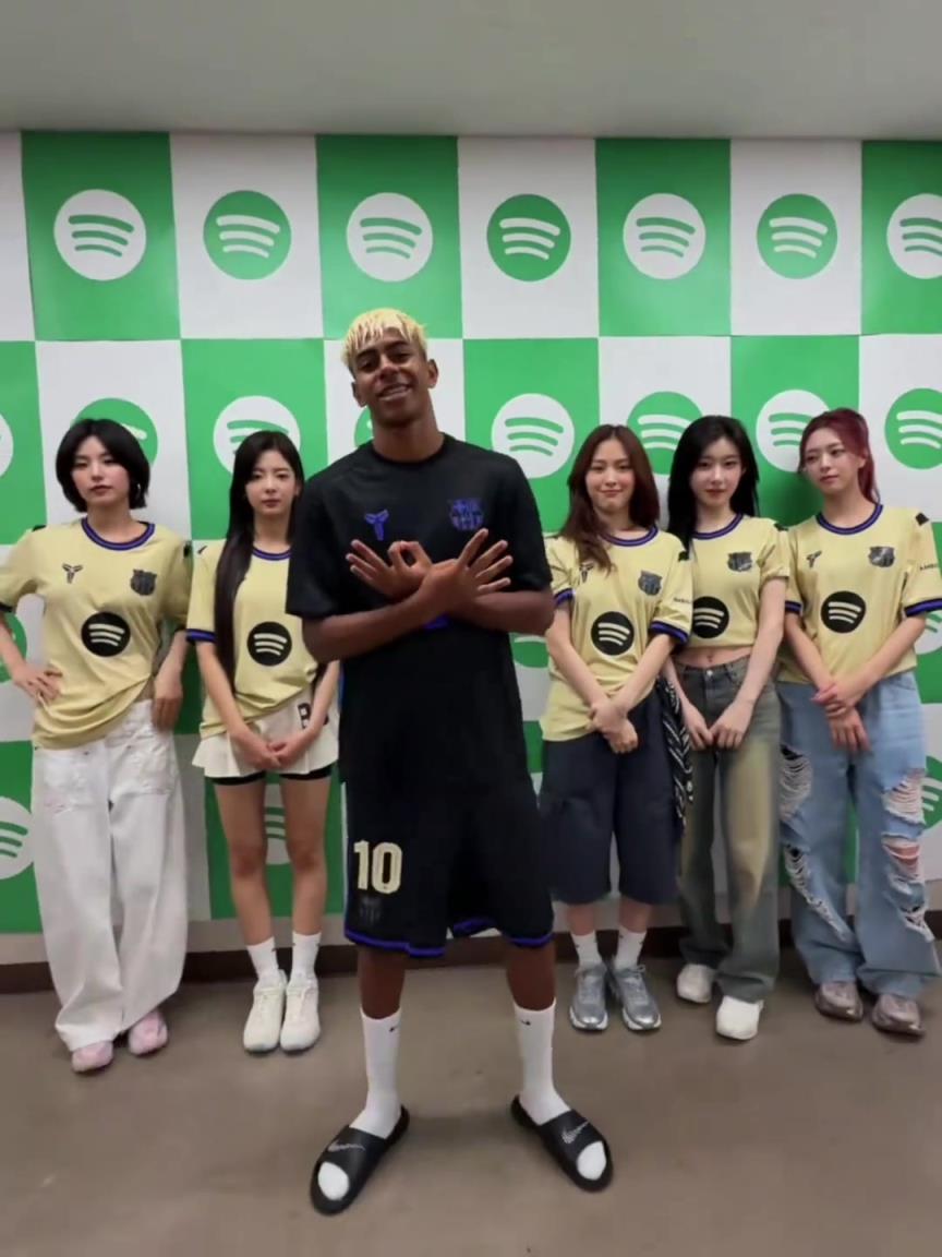 莱万看到女团后脸都通红了血气上来了，亚马尔原地迷失脸都黑了~