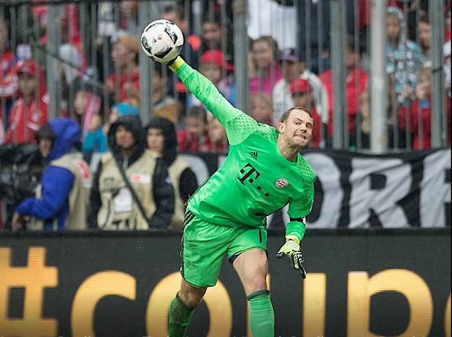 大力小新！诺伊尔的力量有多恐怖？看这个抛球就知道了！