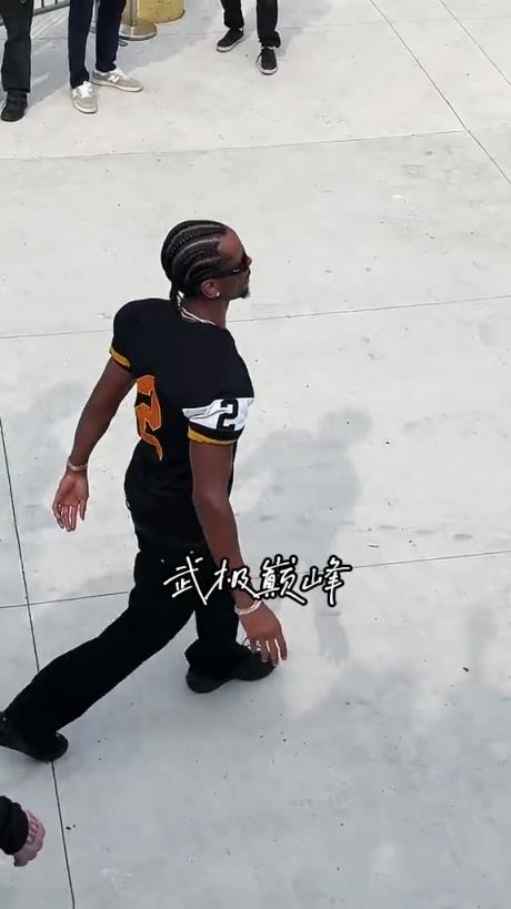 衣锦还乡！亚历山大带着总冠军奖杯回到加拿大