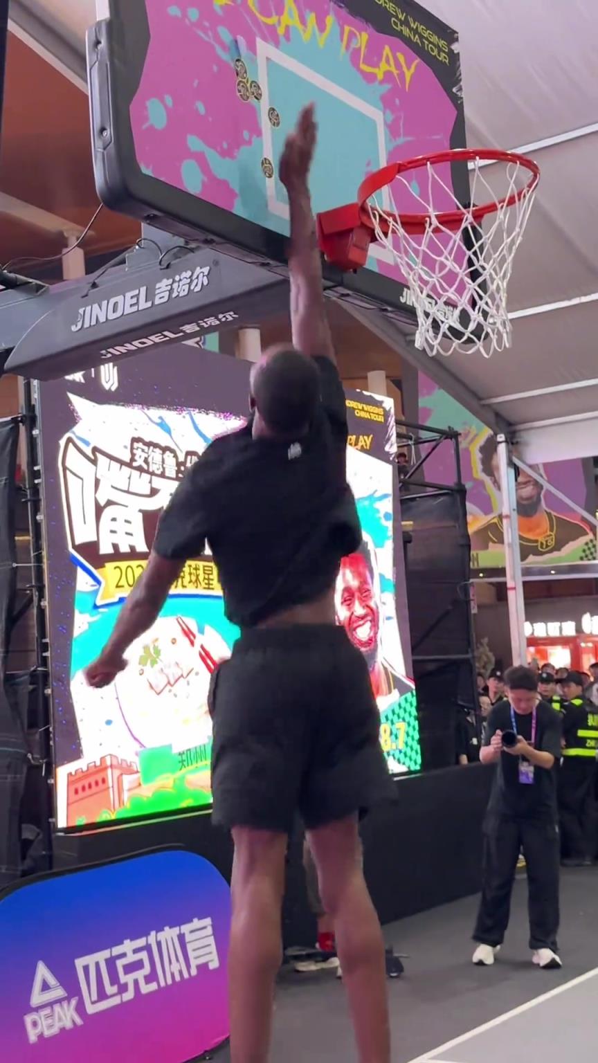 这无情的天赋！维金斯轻轻一跳，高度已经是中国扣将的极限