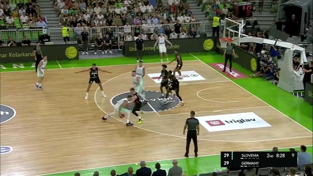 节奏变化！东契奇这三分手感也太好了吧 随手一扔就进框里了