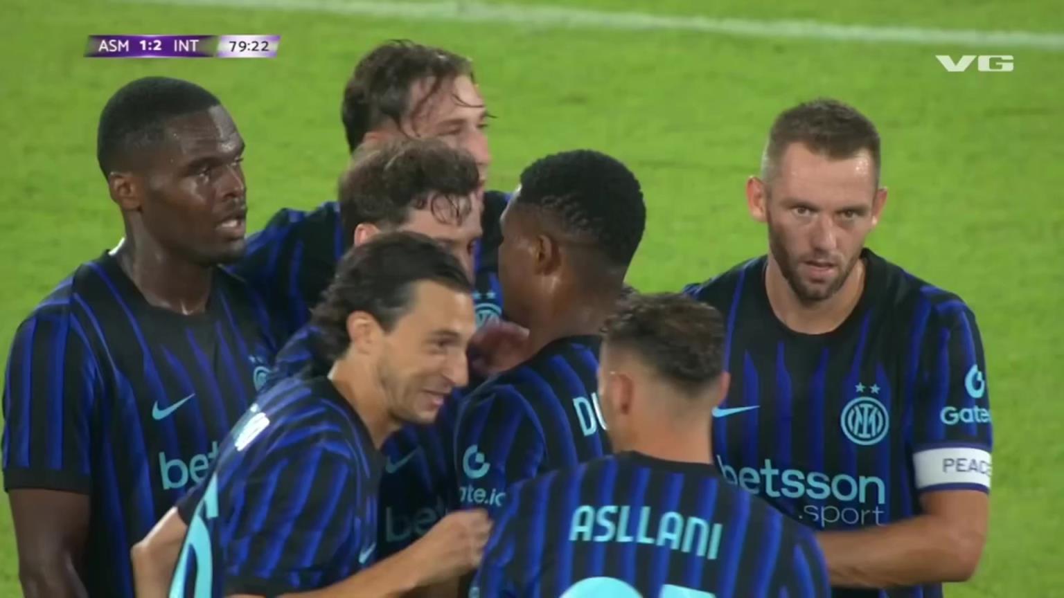 个人能力！博尼中场断球后突入禁区，面对三人包夹将球打进