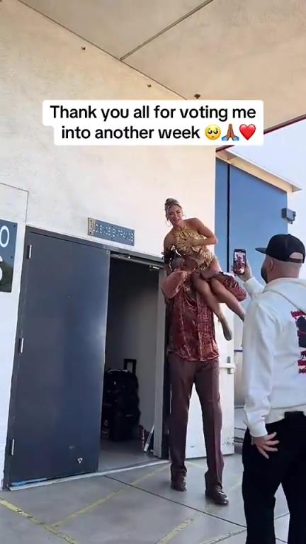 美女与野兽！霍华德此前参加舞蹈节目，单手扛着美女舞伴就亮相了