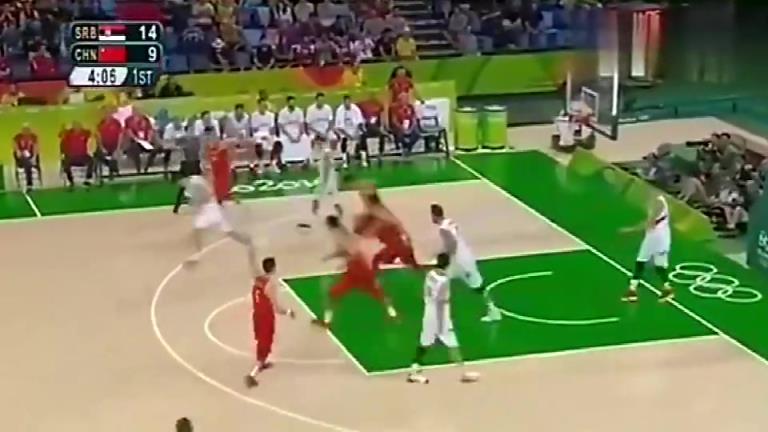 没想到吧！16年易建联在奥运会炸裂扣篮，约基奇在旁站如喽啰！