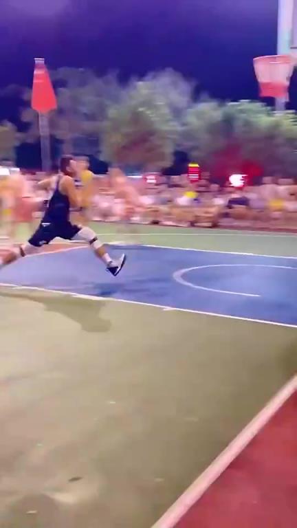 在外网火了！这球看起来是妥妥的走步，但裁判毫无反应！