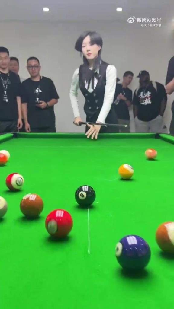 惊呆了！哈登被美女裁判的台球技术所折服，为其送上了签名球鞋！