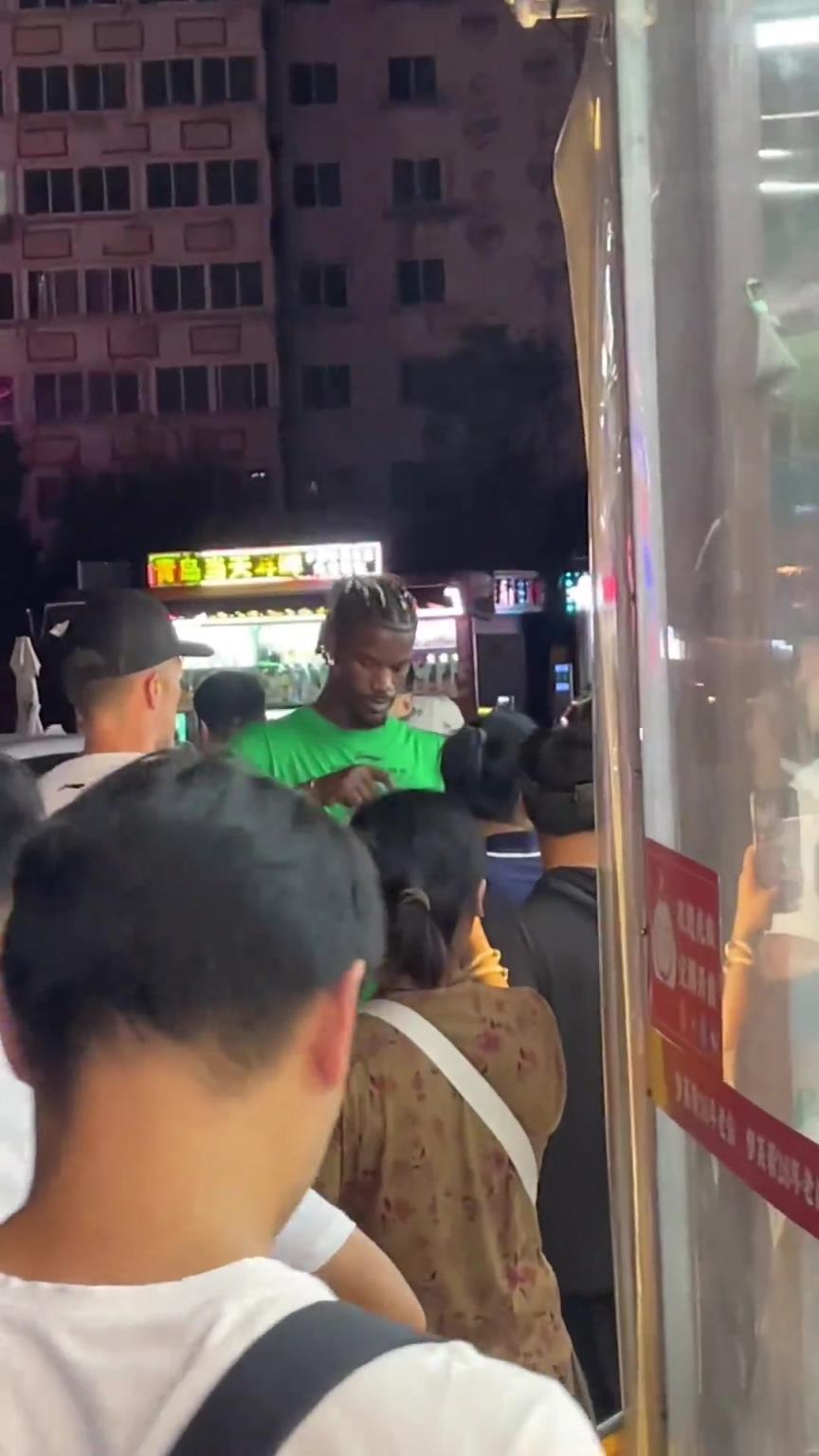 整两口~！巴特勒青岛街头打啤酒