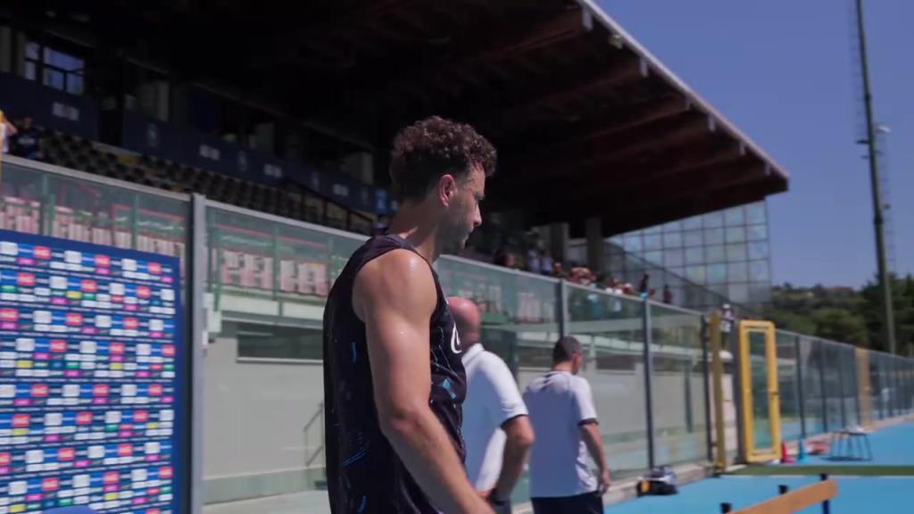 天气是真的好啊！那不勒斯的日常训练！人群中一眼锁定了卢卡库！