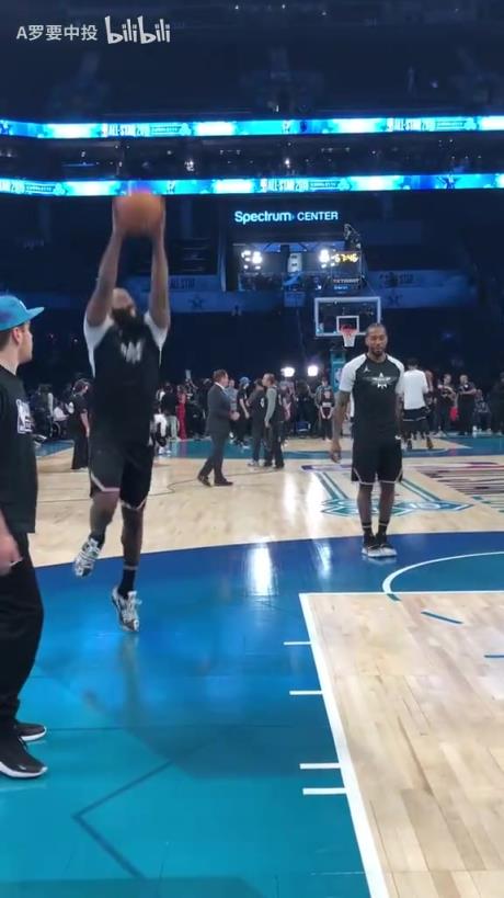 早就有互动！全明星名场面：哈登小卡交流技术！钻研规则的大师！