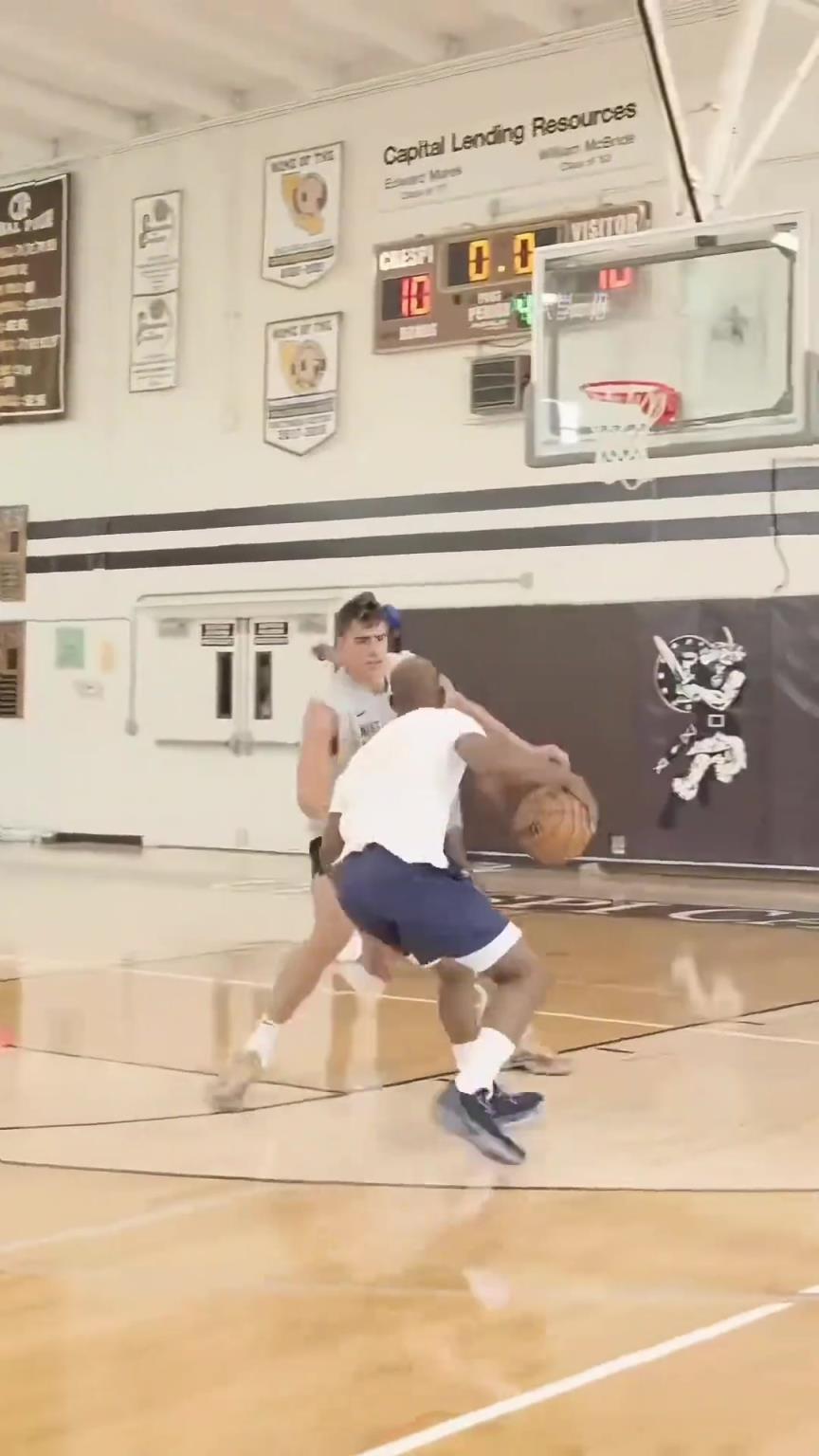 就喜欢看保罗单打大个的样子，下赛季的快船很有希望啊...