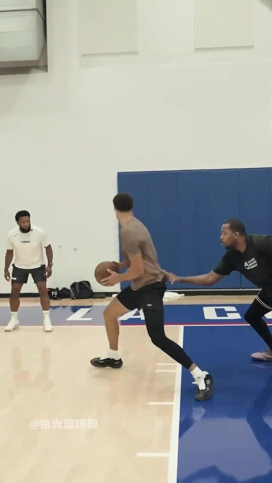 拉文休赛期练习翻身跳投 确实帅！