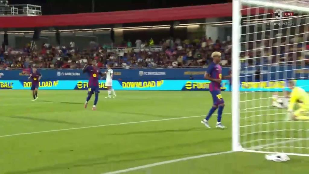 科莫禁区内自乱阵脚！拉菲尼亚断球助攻，亚马尔轻松打空门得手！