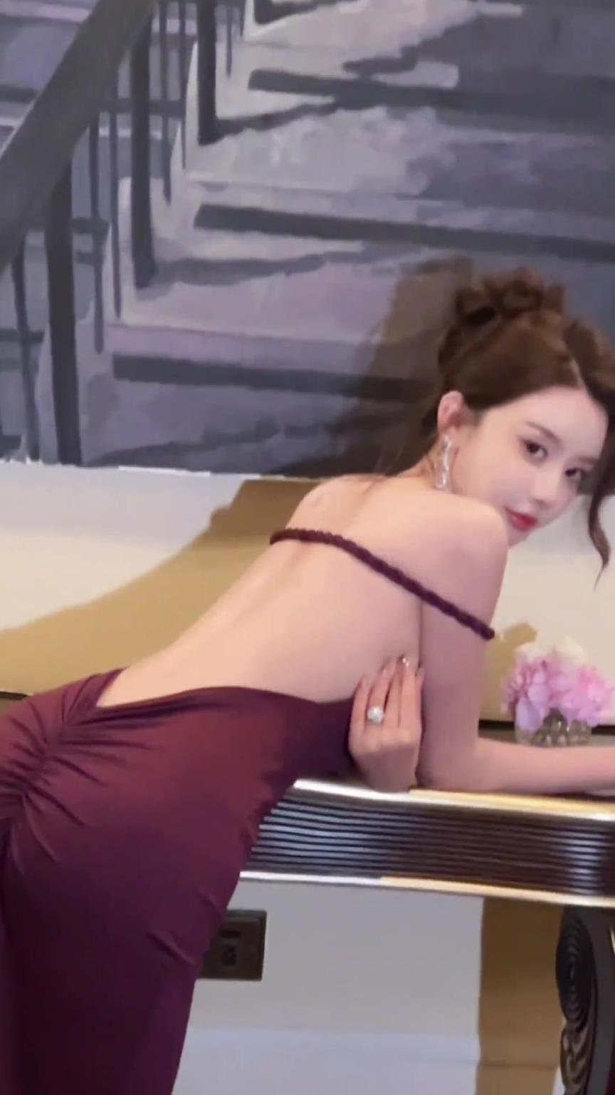 回头一幕爱了爱了！詹姆斯小迷妹周麟嘉的一身露背长裙穿搭~