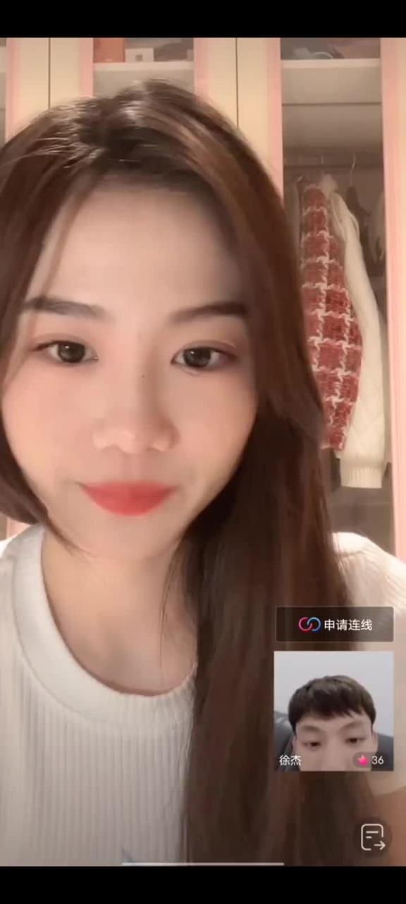 如今？此前徐杰和女友直播间秀恩爱：送你个私人飞机带你上天~