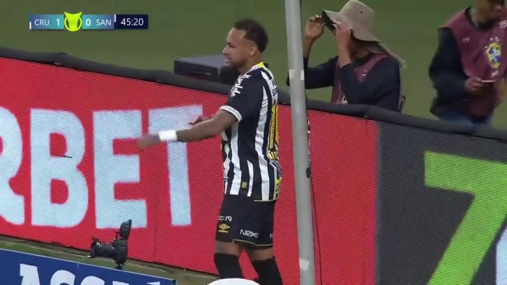 这球居然没进！内马尔门前近距离无人盯防射门竟打飞了！