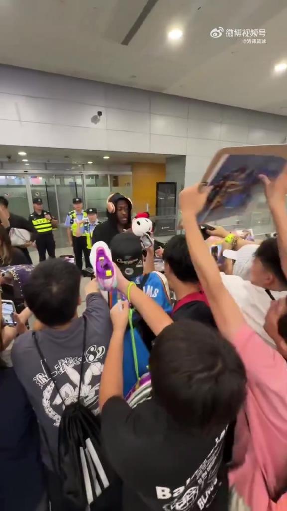 延误10小时！杰伦威中国行凌晨抵达上海！现场仍有许多球迷接机
