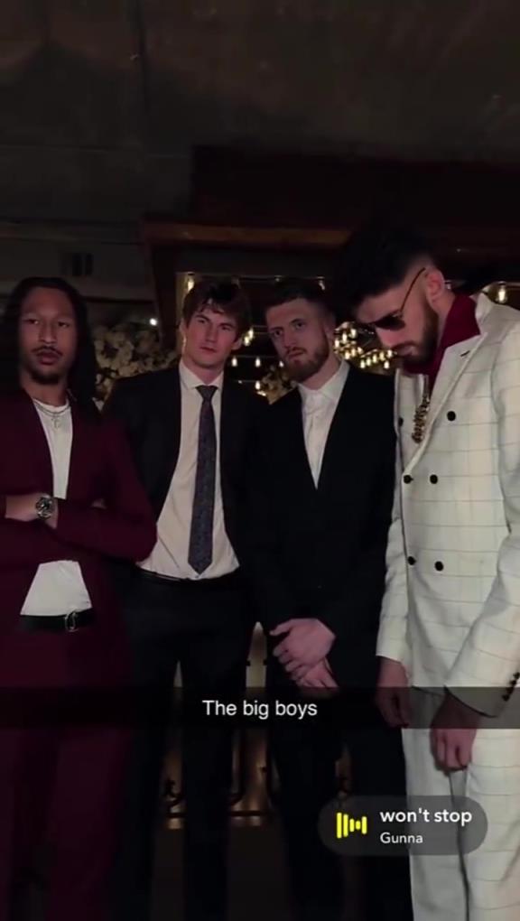 小伙立正了！雷霆队友们参加卡鲁索婚礼！卡尔森是真帅啊！