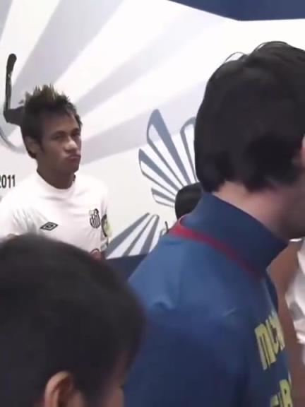 眼神不断偷瞄！还记得当年内马尔第一次见到梅西时的情景吗？