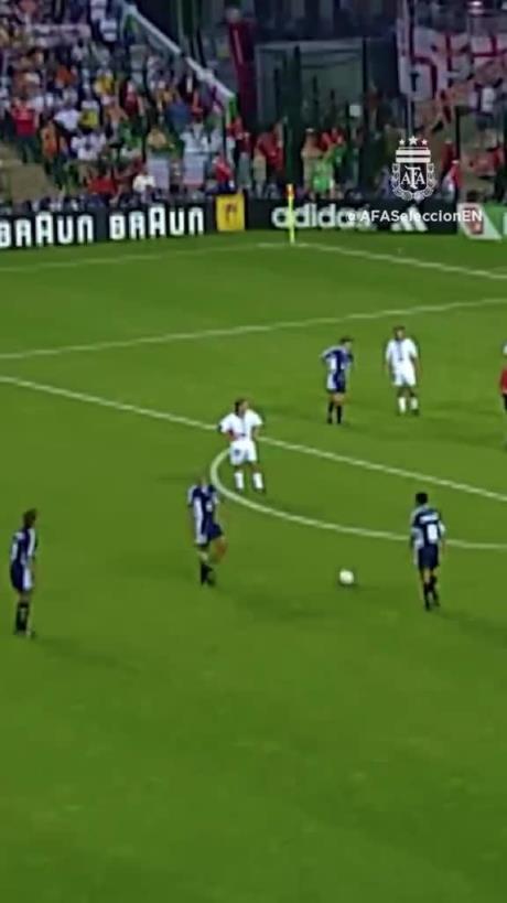 阿根廷官推：98世界杯英阿大战，萨内蒂打进载入史册间接任意球