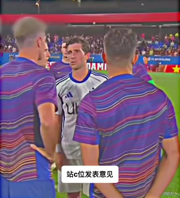 巴萨球员围着科莫的老友罗贝托闲聊，罗贝托把最好的自己给了巴萨