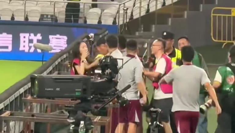 现场镜头：海港人员上去抢夺手机的第一下划伤了女记者嘴唇