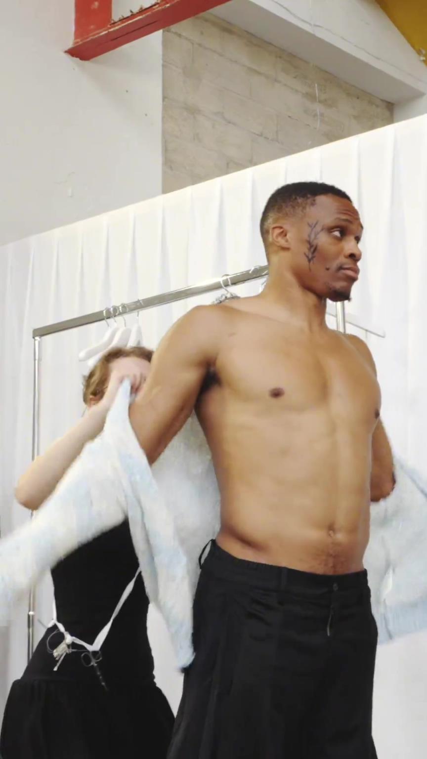 威少登场，这不只是风格展示，更是文化的共振。