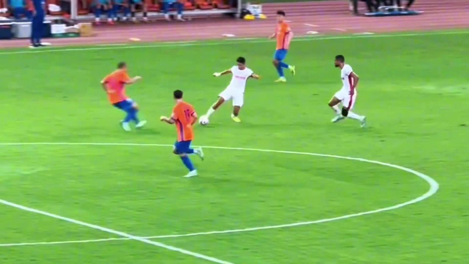 哥们练过啊！洛佩兹高光技能：卧倒单腿抢断