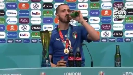 太搞了！名场面：意大利夺冠，博努奇发布会狂喝啤酒和可乐！