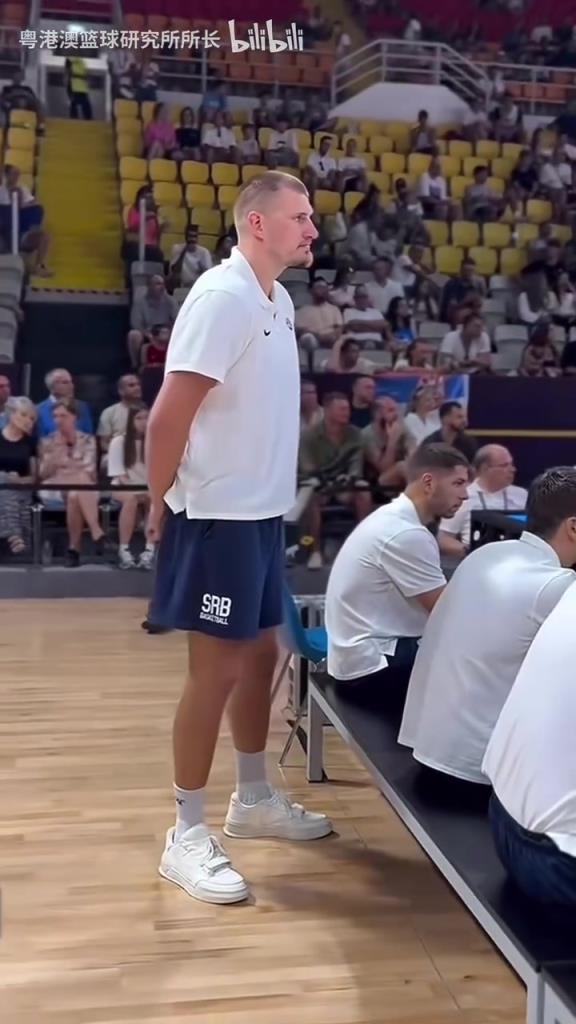 慈眉善目！虚假的约基奇vs真实的约基奇！这个瘦弱的人会打球吗？