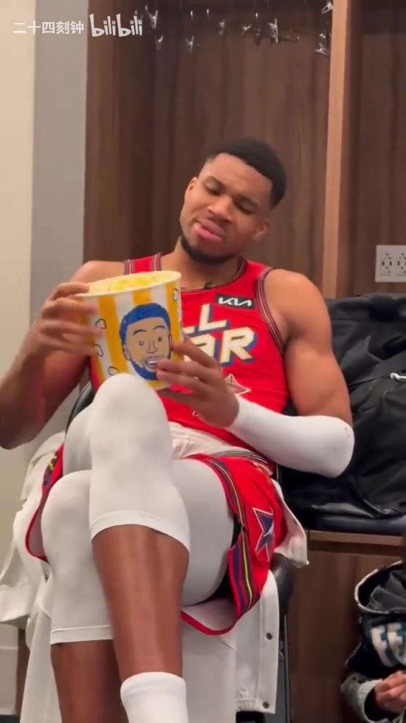 幽默一刻！字母哥全明星吃库里专属爆米花：这能让你投篮更准吗？