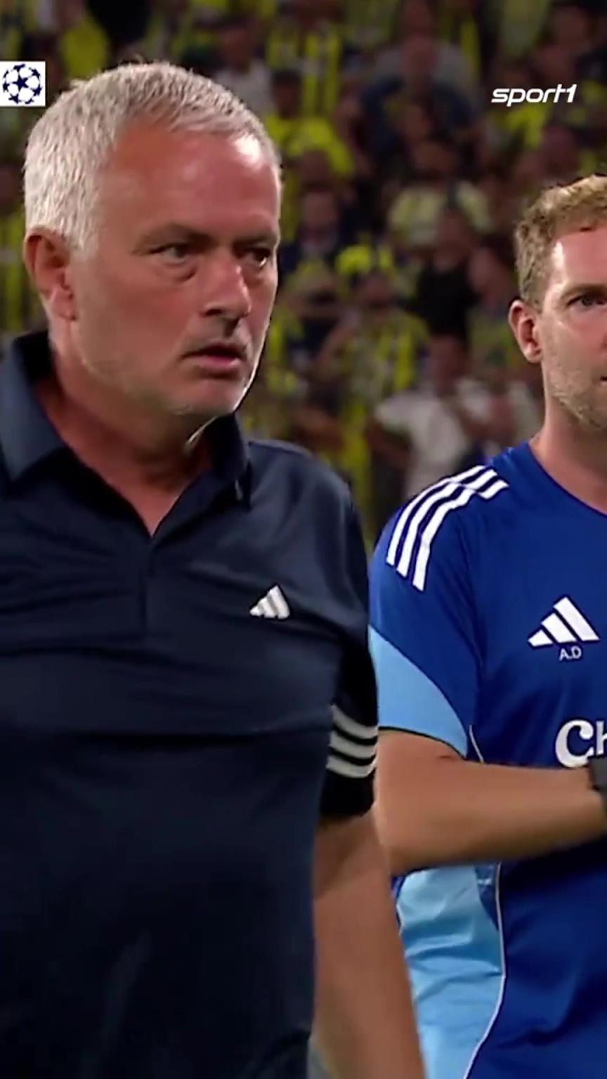 心理战？穆帅在裁判等VAR时提前举手庆祝，进球被取消后一脸懵圈