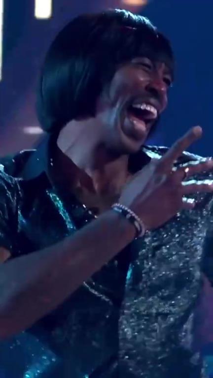 不忍直视了！霍华德此前戴假发与美女共舞，太辣眼睛了！