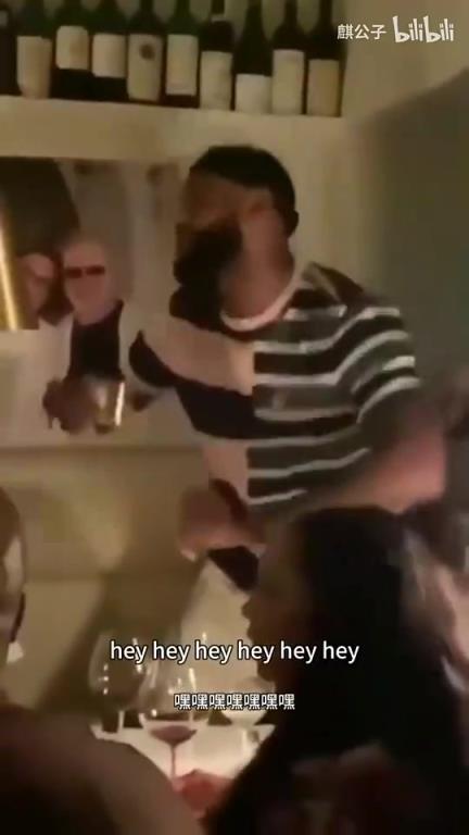 真嗨啊…詹姆斯昔日在吹牛老爹的私人派对上随着歌曲翩翩起舞！