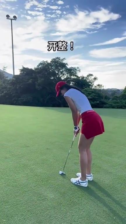 别有一番韵味！张曼源穿着这一身去打高尔夫可还行？