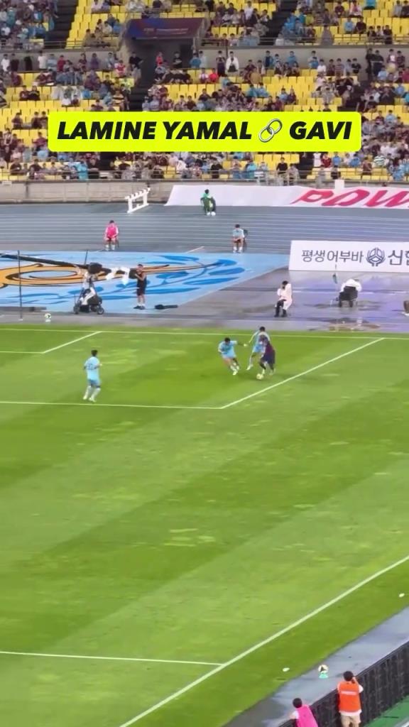 亚马尔的操作太细了！观众视角看此前热身赛亚马尔连线加维！