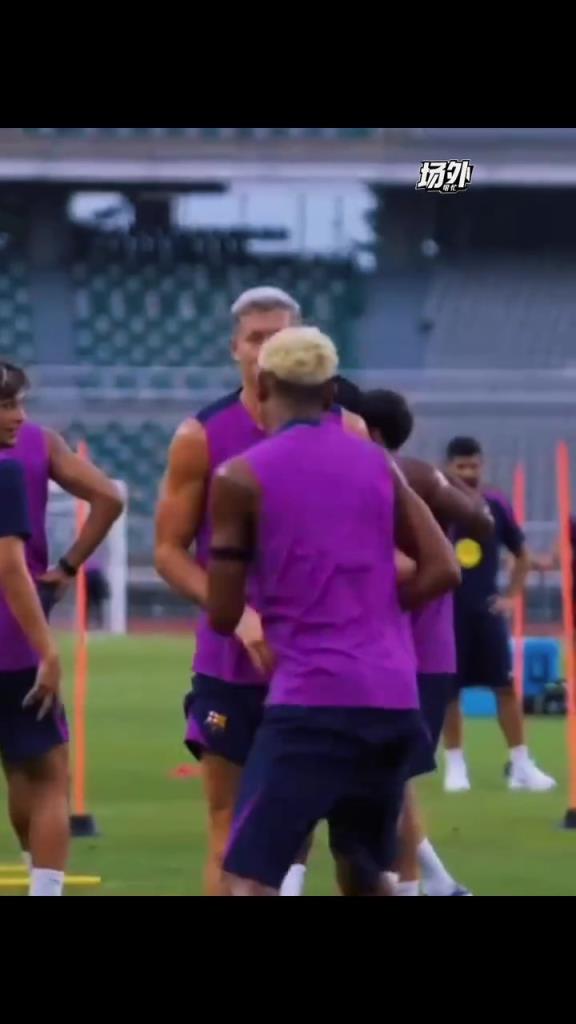 莱万和亚马尔忘年交啊！你俩怎么玩到一起去了，莱万还准备高踢