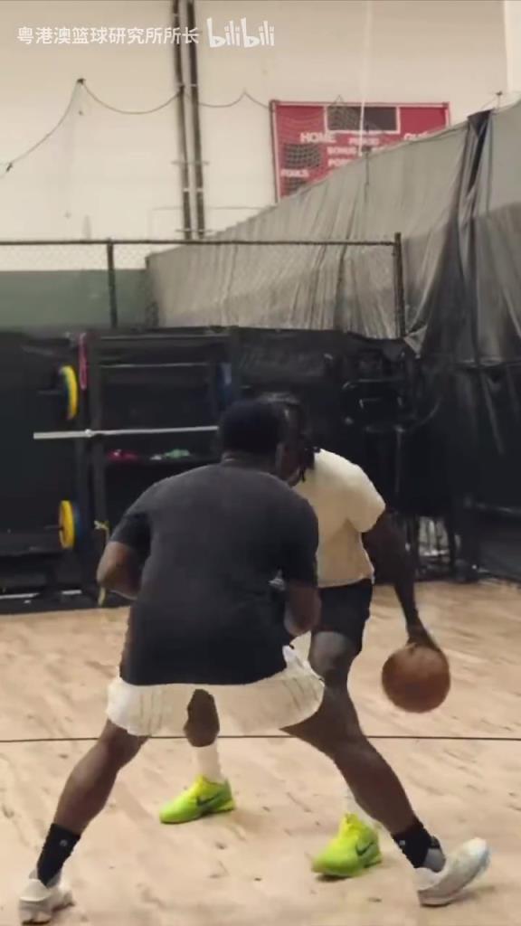 谁会上首发呢？开拓者后卫霍勒迪、亨德森休赛期训练视频！