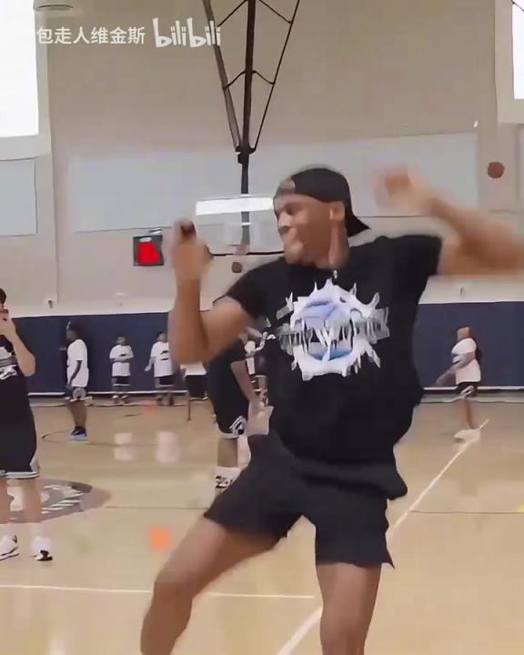 岁月留下了痕迹！威少打板自抛自扣失败：如果是25岁我就扣进了！