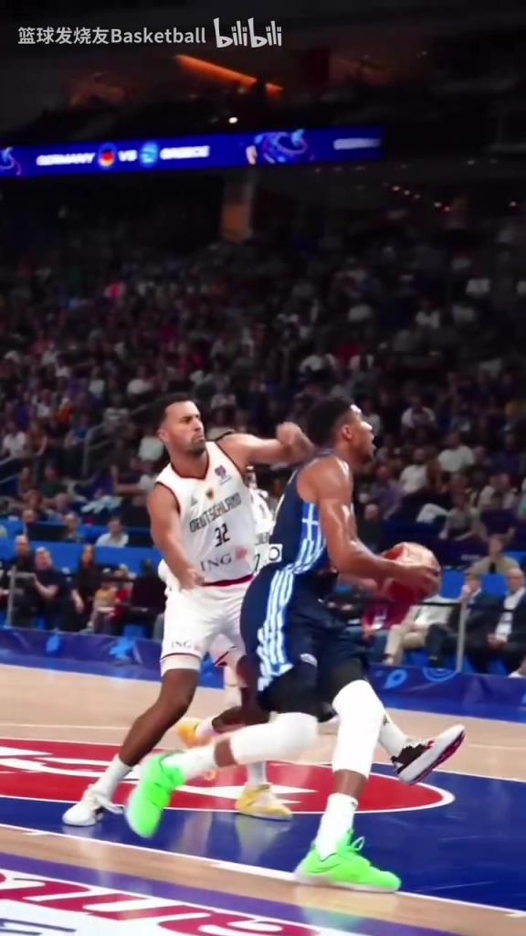这该怎么防？慢镜头看字母哥三分线直接合球，轻松上篮得手！