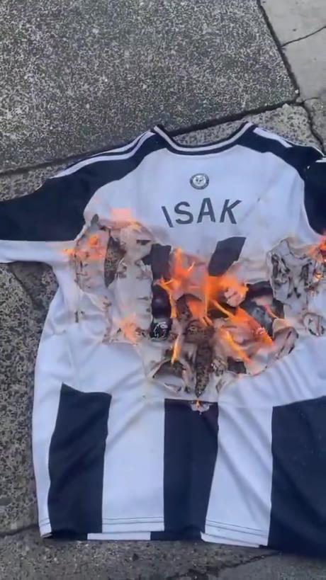 球衣被烧！纽卡球迷对伊萨克很失望……