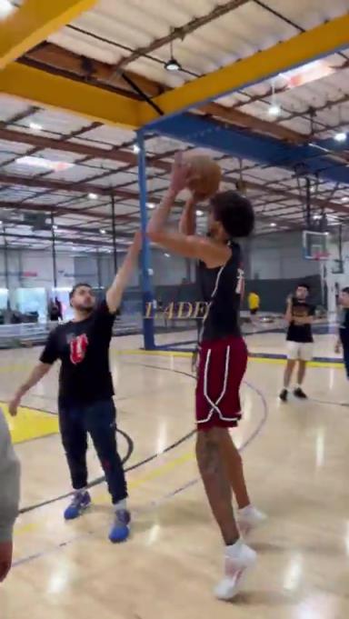 争取拉空间！海斯休赛期猛练三分，射速很可观哦！