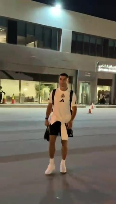 兑现承诺！C罗深夜登机，踏上前往中国香港的航班