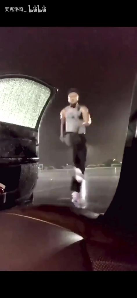 真的是很难相信！当年杰伦布朗雨中的热舞视频！年轻真好~