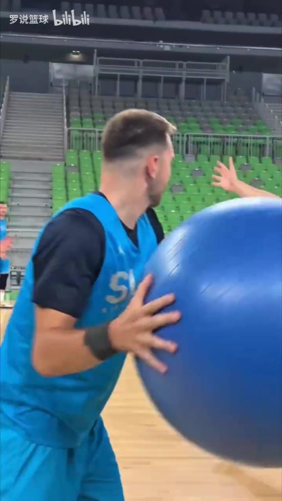 快成瘦子了！东契奇轻松备战欧锦赛，与队友玩起了瑜伽球&叠罗汉