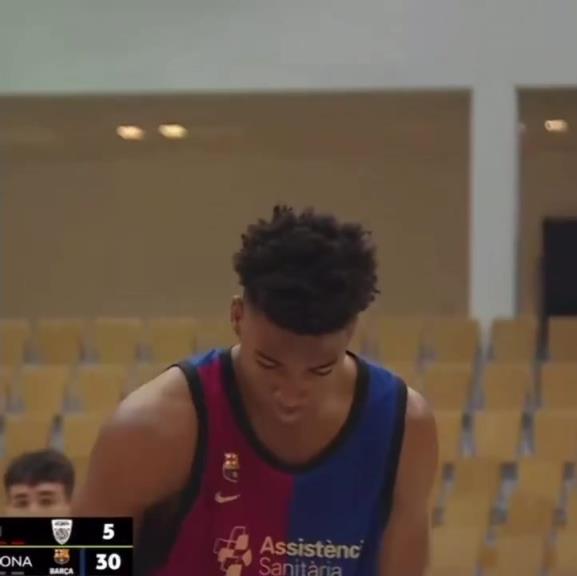 官方年龄13岁！身高2米11的非洲球员达博内已经在欧篮乱杀