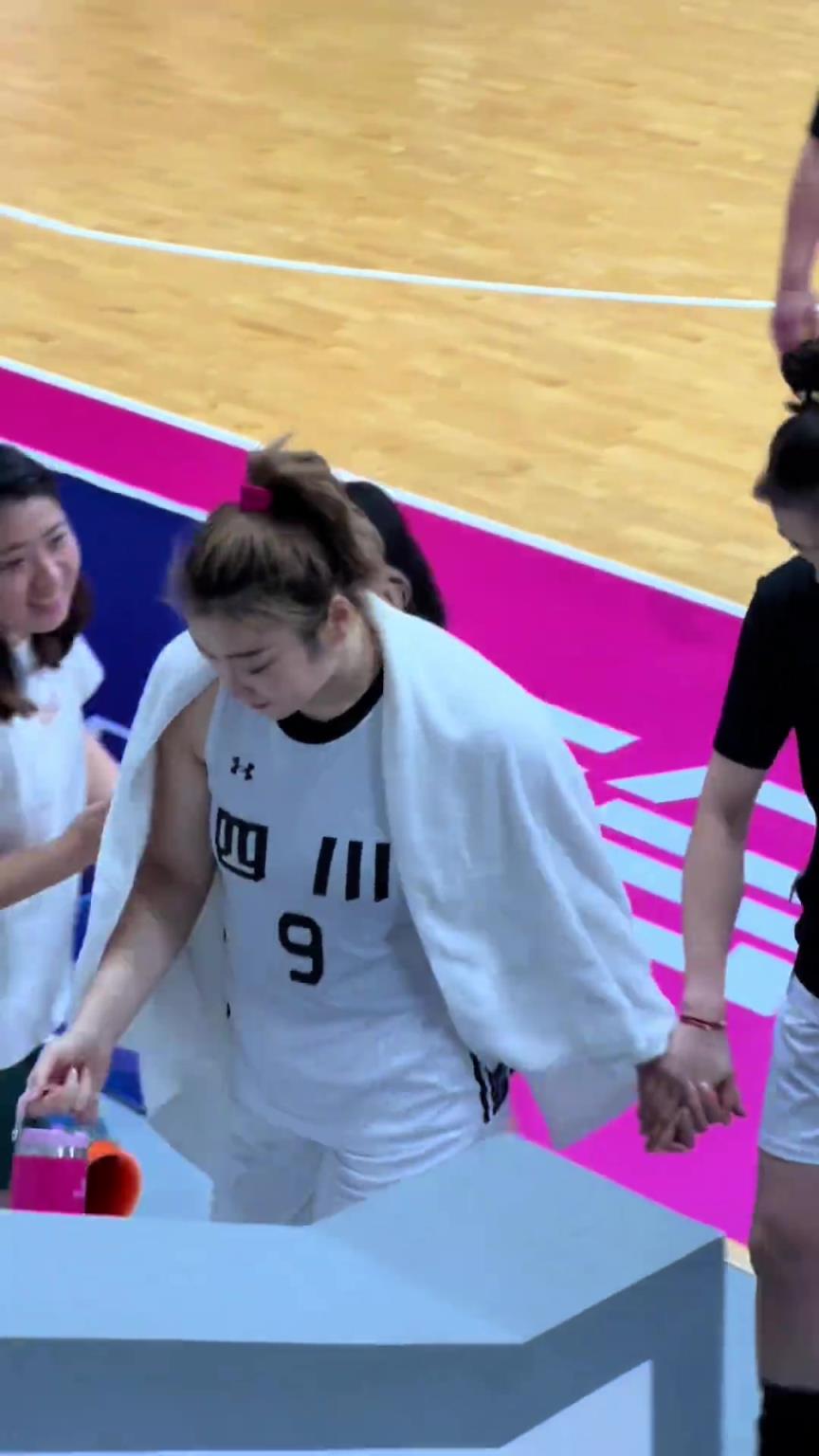 李梦全运会比赛中的那些突破 这体格谁顶得住啊？