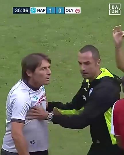 带头大哥！看到自己球员被放倒，孔蒂气愤冲入球场与对手发生冲突