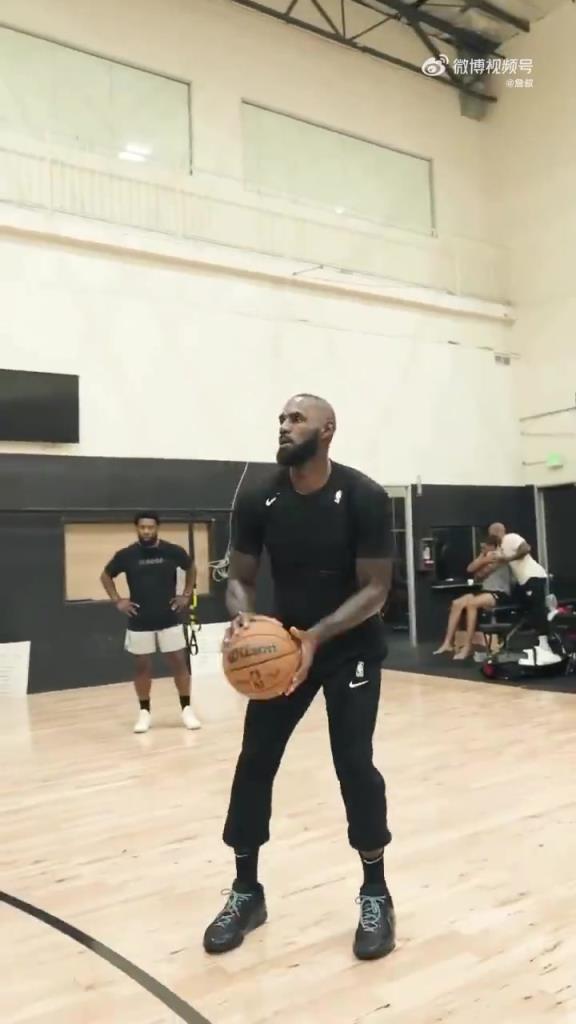 给东契奇安排的射手已在阵中？詹姆斯又加练三分啦！命中率很高！